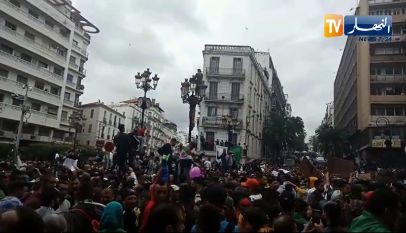 مشهد إستثنائي يصنعه الشباب الجزائري في شوارع العاصمة وفوق أسطح العمارات