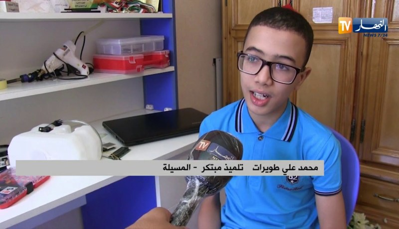 المسيلة/ محمد علي..تلميذ يبتكر جهاز تعقيم يعمل عبر الحساسية الحركية