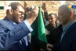 مواطن يهدي بن قرينة علم “فلسطين”..”بالدراهم ما مديتوش..بصح نتا غالي نعطوك الغالي”