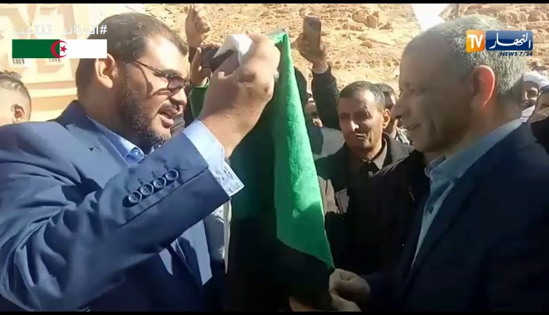 مواطن يهدي بن قرينة علم “فلسطين”..”بالدراهم ما مديتوش..بصح نتا غالي نعطوك الغالي”