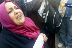 نساء عاملات في وقفة إحتجاجية بشعار ..” لاتفاوض لاتكليف هذا الشعب هو الرئيس !! “