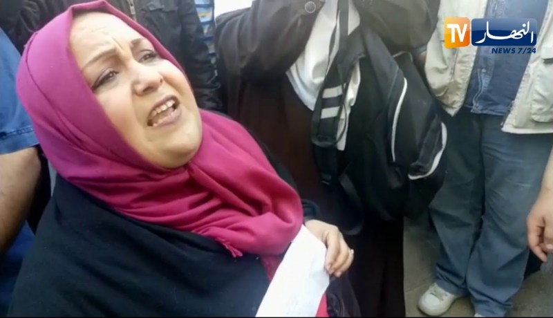 نساء عاملات في وقفة إحتجاجية بشعار ..” لاتفاوض لاتكليف هذا الشعب هو الرئيس !! “