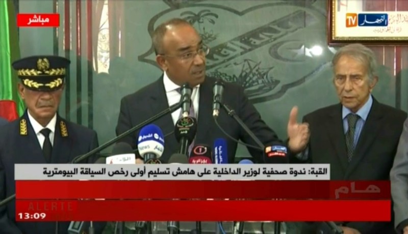 القبة : وزير الداخلية يجيب على أسئلة الصحفيين حول تسليم أولى رخص السياقة البيومترية