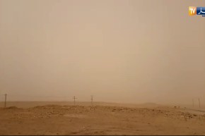 زوبعة رملية تغطي سماء الجلفة