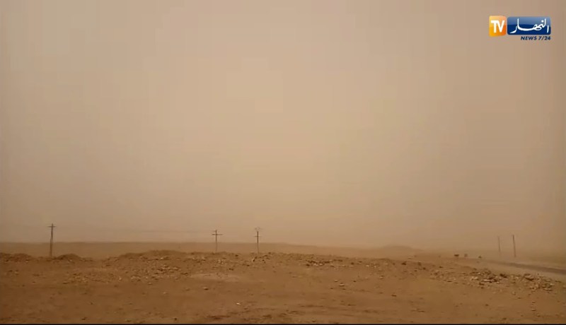 زوبعة رملية تغطي سماء الجلفة