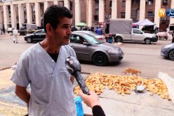 بيع الخبز اليابس.. باب رزق “محمد” في زمن كورونا