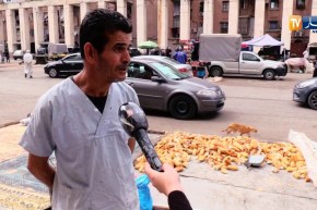 بيع الخبز اليابس.. باب رزق “محمد” في زمن كورونا