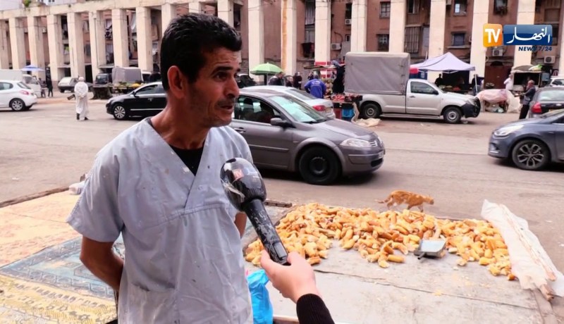 بيع الخبز اليابس.. باب رزق “محمد” في زمن كورونا