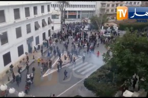 مناوشات بين المتظاهرين والشرطة بأحد أحياء العاصمة