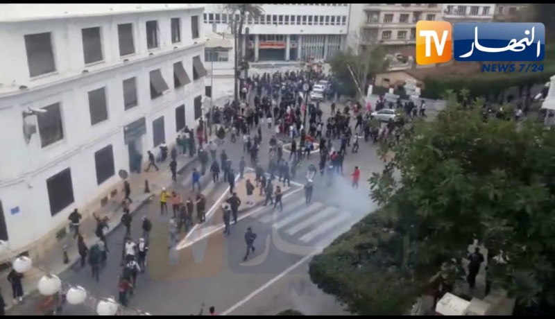 مناوشات بين المتظاهرين والشرطة بأحد أحياء العاصمة