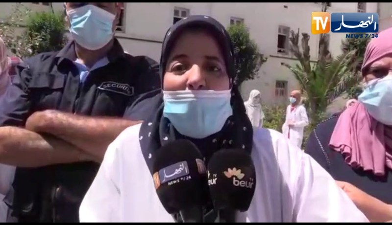 البويرة: عمال مستشفى سور الغزلان في وقفة تضامنية بعد وفاة ممرضة حامل في شهرها السادس بفيروس كورونا