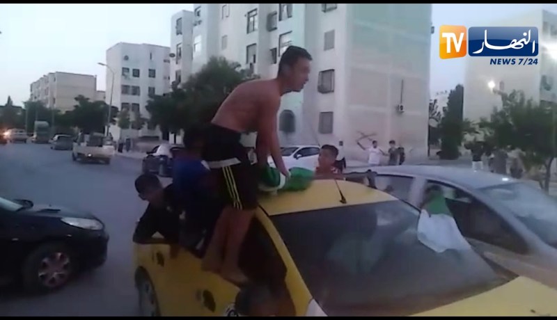 أم البواقي: الجزائريون يحتفلون بتأهل الخضر إلى المربع الذهبي