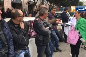 فتاة توزع الحلوى لرجال الأمن أثناء المظاهرات السلمية بالعاصمة