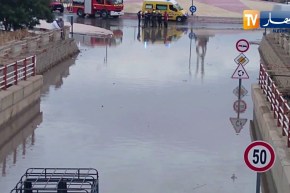 أم البواقي : إنقاذ شاحنة حاصرتها مياه الأمطار الرعدية وسط نفق عائم