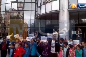 أولياء وتلاميذ مدرسة بولوداني بومنجل في بوشطاطة يحتجون أمام مديرية التربية للمطالبة بتوفير المعلمين