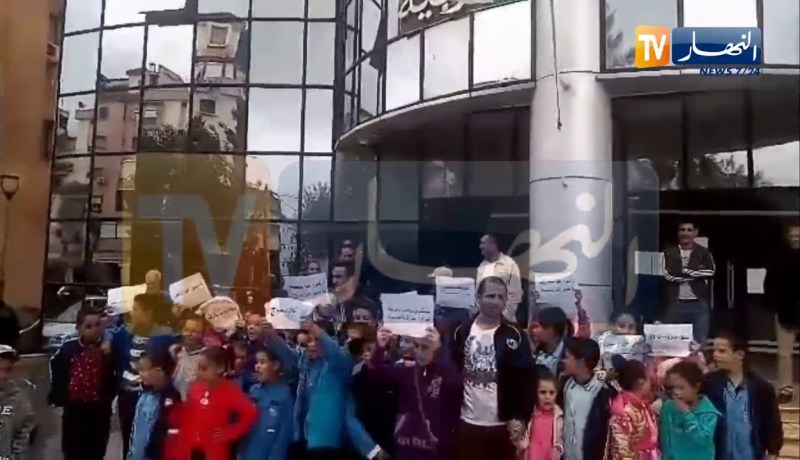 أولياء وتلاميذ مدرسة بولوداني بومنجل في بوشطاطة يحتجون أمام مديرية التربية للمطالبة بتوفير المعلمين