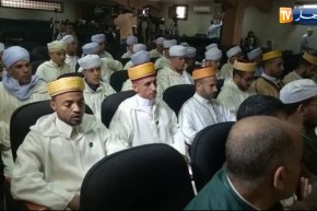 طلبة الزاوية البلقايدية يصنعون جوا إنشاديا قبيل انطلاق الندوة