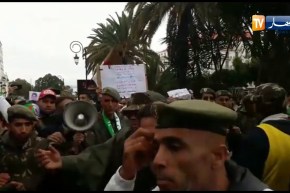 متقاعدو الجيش الوطني في مسيرة سلمية بساحة البريد المركزي