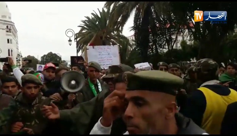 متقاعدو الجيش الوطني في مسيرة سلمية بساحة البريد المركزي