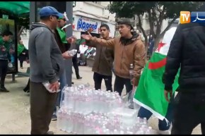 بداية توافد المتظاهرين إلى ساحة البريد المركزي قبل مسيرة الجمعة السابعة