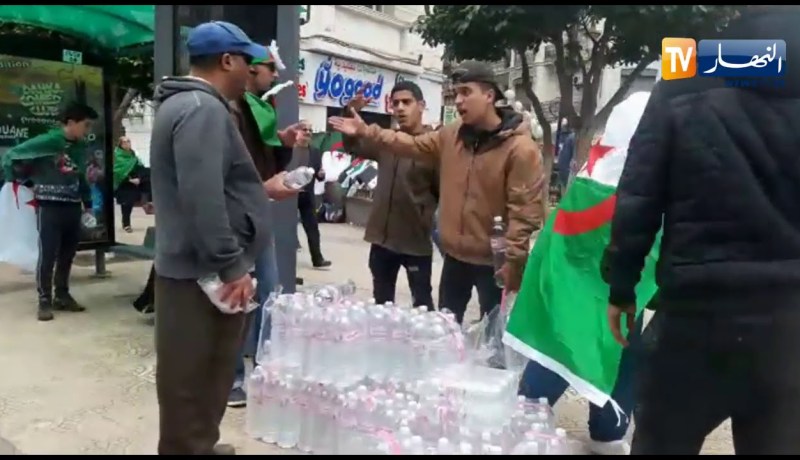 بداية توافد المتظاهرين إلى ساحة البريد المركزي قبل مسيرة الجمعة السابعة