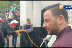 شاهد مواطن يوزع مياه الشرب للمتظاهرين