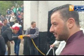 شاهد مواطن يوزع مياه الشرب للمتظاهرين