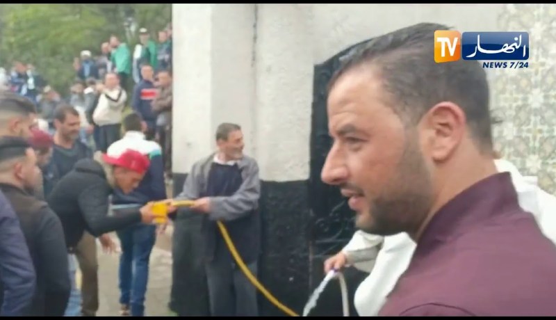 شاهد مواطن يوزع مياه الشرب للمتظاهرين