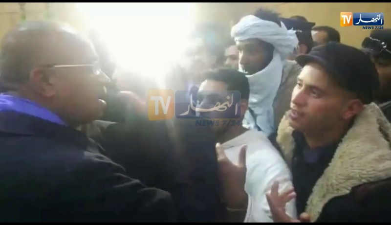 شباب يقطعون طريق بدوي ويشتكون له ظروف التوظيف