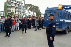 شاهد.. المتظاهرون يحيون رجال الشرطة .. سلمية خاوة خاوة