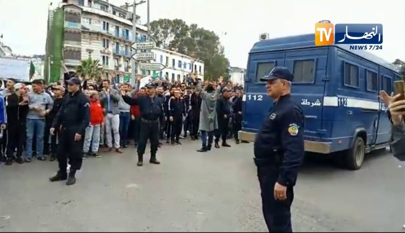 شاهد.. المتظاهرون يحيون رجال الشرطة .. سلمية خاوة خاوة