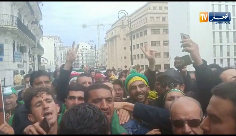 “كريم طابو” يقود مسيرة نحو البريد المركزي بشعار “البلاد بلادنا..ونديرو راينا”