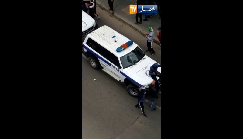 أعمال الشغب بعد المسيرة السلمية بالعاصمة.. تكسير سيارات الشرطة من طرف مجموعة من الشباب