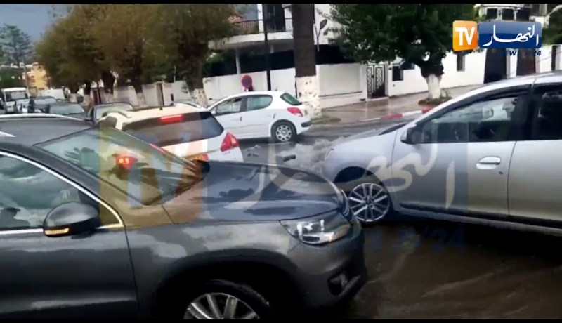 هكذا أصبحت مدينة جيجل بعد دقائق من  تساقط الأمطار