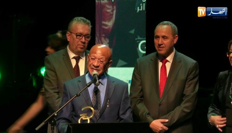 شاهد ماذا حصل للوالي زوخ أثناء تكريمه