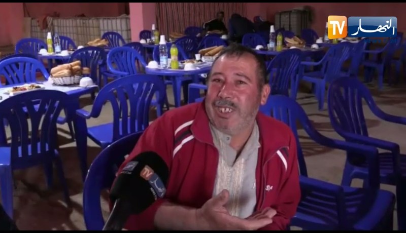 شاب يواصل مبادرة إطعام عابري السبيل على نهج والده وجده  كصدقة جارية