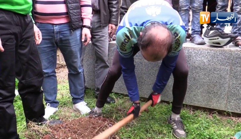 عين الدفلى: دراجان شعارهما “شجرة في كل ولاية” يحطان الرحال بمدينة الروينة