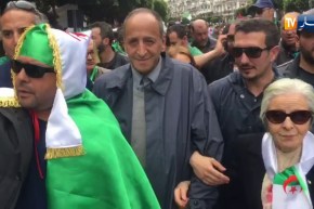 “ناصر بوضياف” وأخت العربي بن مهيدي يشاركان في مسيرة الجمعة السابعة من الحراك