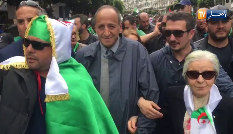 “ناصر بوضياف” وأخت العربي بن مهيدي يشاركان في مسيرة الجمعة السابعة من الحراك