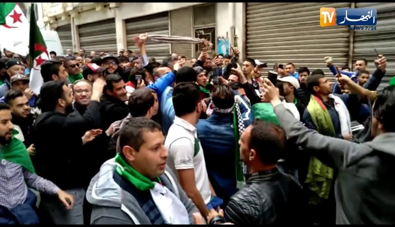 شاهد..محاولة فاشلة لطرد “رشيد نكاز” من المسيرة بالعاصمة