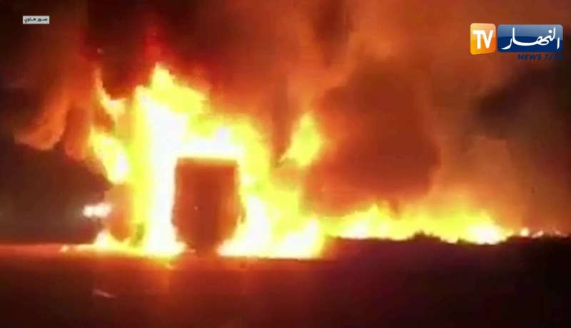 قسنطينة: حريق بغابة جبل الوحش يحاصر السكان ويصل إلى الطريق السيار