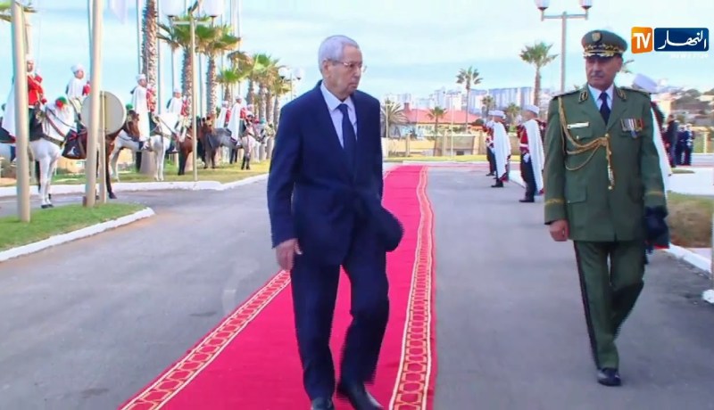 لحظة وصول رئيس الدولة “عبد القادر بن صالح” لتسليم المهام للرئيس المنتخب “عبد المجيد تبون”