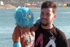 محمد والدمية “جينجو” صوتان بشخصية واحدة تبدع في عالم الكوميديا