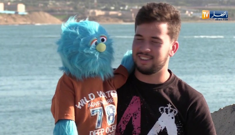 محمد والدمية “جينجو” صوتان بشخصية واحدة تبدع في عالم الكوميديا