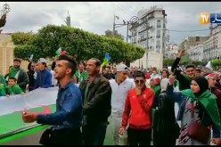 توافد المواطنين نحو ساحة البريد المركزي مردّدين “النشيد الوطني”