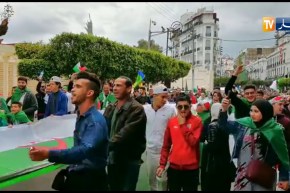 توافد المواطنين نحو ساحة البريد المركزي مردّدين “النشيد الوطني”