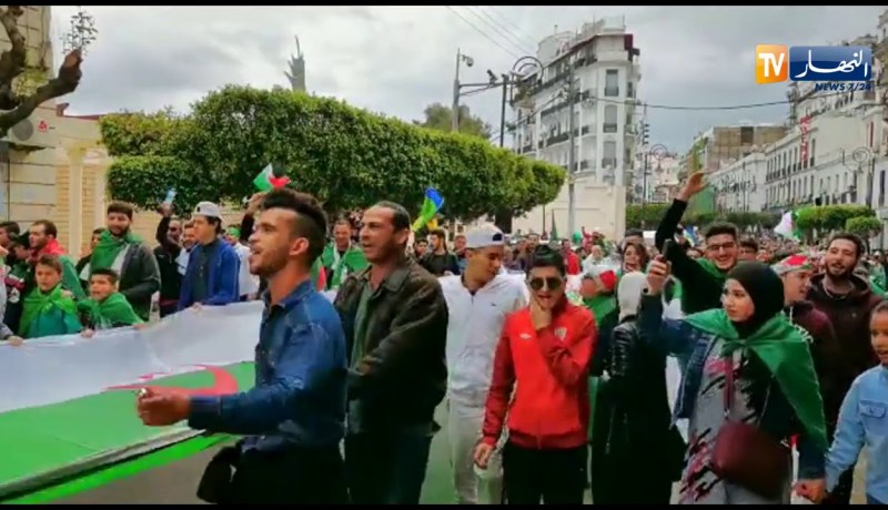 توافد المواطنين نحو ساحة البريد المركزي مردّدين “النشيد الوطني”