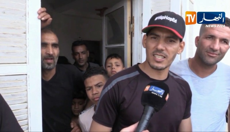 تيسمسيلت: محمد تباق يستلم مفتاح شقته بعد 30 سنة