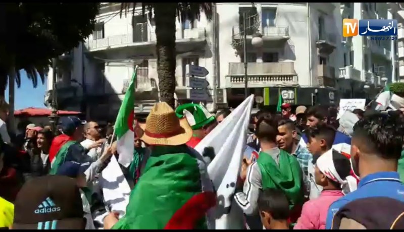 مستغانم/ الحراك يدخل جمعته السابعة تحت شعار..”لا واشنطن لا باريس..نحن من يعيّن الرئيس”