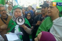 شاهد.. خروج نساء عاملات في وقفة إحتجاجية..بشعار ” لاخوف لاخضوع لا إستسلام لارجوع !! “